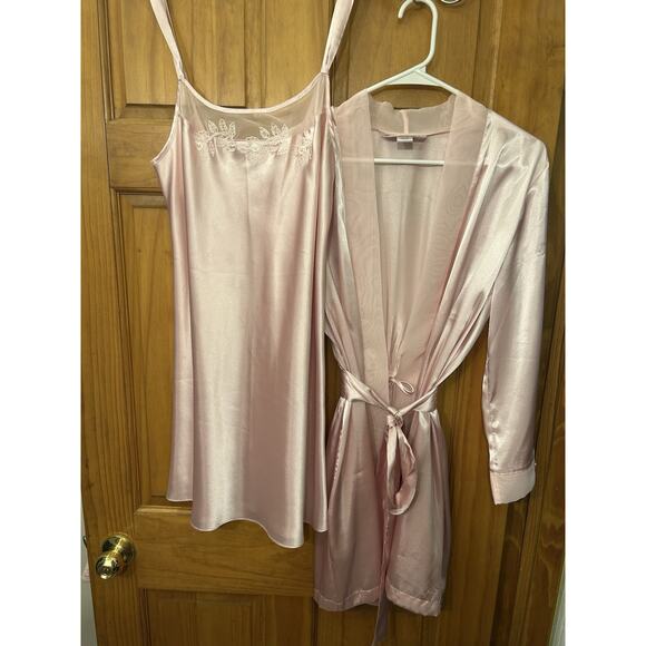 Morgan Taylor Other - MORGAN TAYLOR INTIMATES 2Pc Matching Robe & Nightie Pink Small Sequins Floral